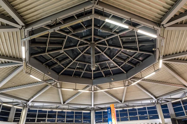 Atina Eski Kenti, Attica, Yunanistan - 12 28 28 2019 Atina Havalimanı ulaşım merkezinin çağdaş cam ve çelik tavanı