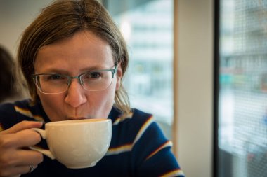 Çekici beyaz kadın bir fincan kahve içiyor, Brüksel, Belçika