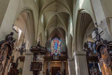 Brüksel Eski Kent, Brüksel Başkent Bölgesi - Belçika - 03 14 2020: Saint-Nicolas de la Bourse Kilisesi 'nin simetrik gotik tasarımı