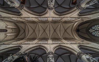 Brüksel Eski Kent, Brüksel Başkent Bölgesi - Belçika - 03: 20 Katolik Kilisesi 'nin Simetrik Gotik Tavanı