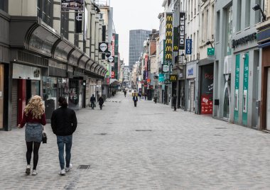 Brüksel İş Bölgesi, Brüksel Başkent Bölgesi - Belçika - 03 20 2020 Çift, Corona krizi sırasındaki ticari cadde olan Neuve Sokağı 'nda yürüyordu.