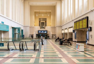 Saint-Josse, Brüksel Başkent Bölgesi - Belçika - 03 20 2020 Corona krizi sırasında Brüksel Kuzey Tren İstasyonu 'nun neredeyse boş adaları ve bekleme salonu