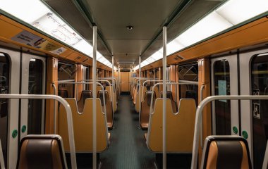 Anderlecht, Brüksel Başkent Bölgesi - Belçika - 03 31 2020 Belçika kapatması sırasında neredeyse boş turuncu bir metro vagonunun içi