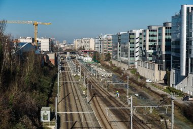Ixelles, Brüksel Başkent Bölgesi - Belçika - 02 06 2020 Etterbeek İstasyonu 'na giden demiryolları ve farklı şirket merkezlerinin ofis binaları
