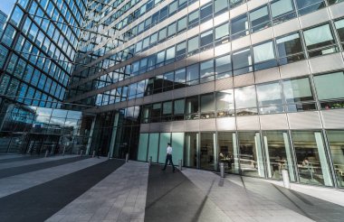 Brüksel Avrupa Bölgesi, Brüksel Başkent Bölgesi - Belçika - 02 17 17 2020 Avrupa Komisyonu binasının çağdaş personel girişine düşük açı