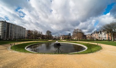Brüksel Avrupa Bölgesi, Brüksel Başkent Bölgesi - Belçika - 02 17 2020 Çeşme ve Ambiorix Meydanı 'na park