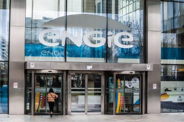 Schaerbeek, Brüksel Başkent Bölgesi - Belçika - 02 20 2020 Çalışan öğle yemeği molasından sonra Engie şirketinin genel merkezine giriyor