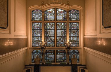 Anderlecht, Brüksel Başkent Bölgesi - Belçika - 02 28 2020 dekore edilmiş cam Belediyenin Anderlecht antik belediye başkanlarının yazıtları belediye binasının salonunda