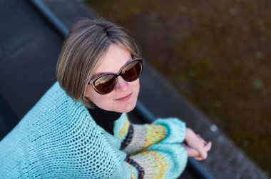 Çatı katında güneş gözlüğü takan 30 yaşında çekici beyaz bir kadının portresi, Jette, Belçika