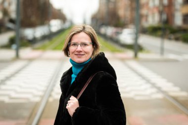 Brüksel, Belçika 'da deniz yolu tramvaylarında poz veren 30 yaşında bir kadın.