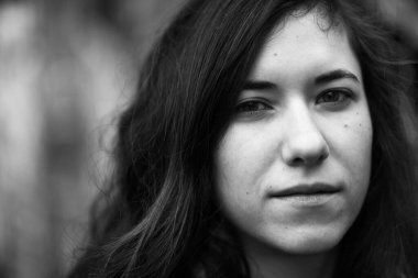 27 yaşında, kahverengi saçlı, Brüksel, Belçika 'lı beyaz bir kızın etkileyici portresi.