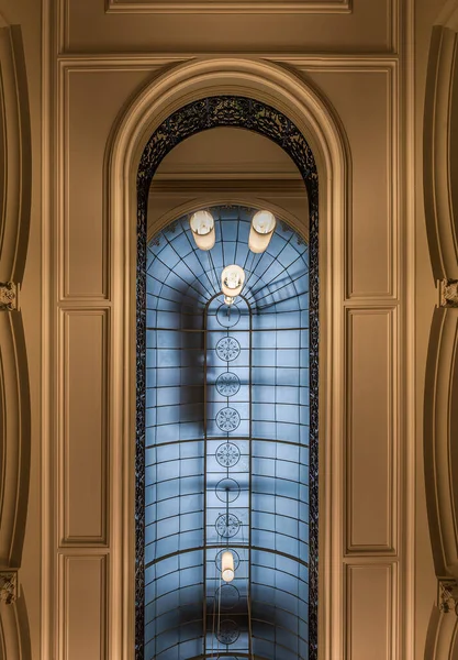 ブリュッセル市内中心部 ブリュッセル首都圏 ベルギー 2020ベルギー国立銀行博物館のガラスで装飾されたアール ヌーヴォーの天井 — ストック写真