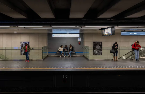 Иксель Брюссельский Столичный Регион Бельгия 2020 Люди Ожидающие Метро Платформе — стоковое фото