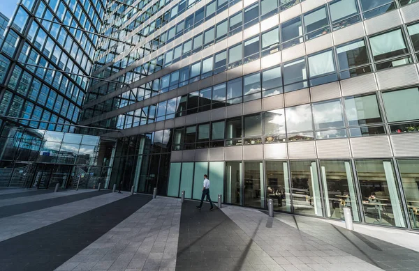 Brüksel Avrupa Bölgesi, Brüksel Başkent Bölgesi - Belçika - 02 17 17 2020 Avrupa Komisyonu binasının çağdaş personel girişine düşük açı