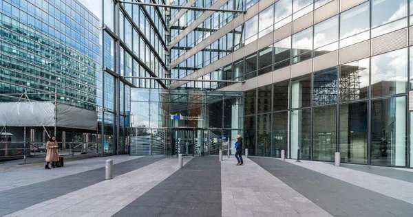 Brüksel Avrupa Bölgesi, Brüksel Başkent Bölgesi - Belçika - 02 17 17 2020 Avrupa Komisyonu binasının çağdaş personel girişine düşük açı