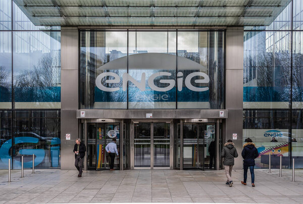 Schaerbeek, Brussels Capital Region - Бельгия - 02 20 2020 Сотрудники, прибывшие в штаб-квартиру компании Engie после обеденного перерыва