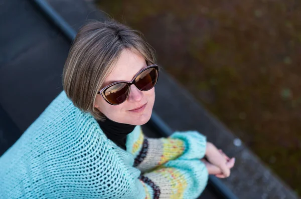 Çatı katında güneş gözlüğü takan 30 yaşında çekici beyaz bir kadının portresi, Jette, Belçika