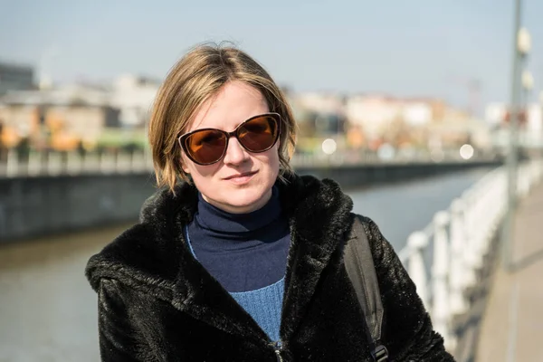 Brüksel Kanalı Anderlecht, Belçika 'da poz veren 30 yaşındaki çekici kadın.