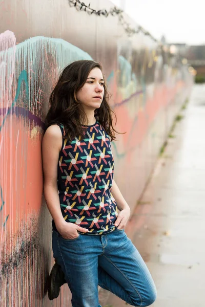 27 yaşındaki beyaz kadın renkli bir duvara karşı poz veriyor, Brüksel, Belçika