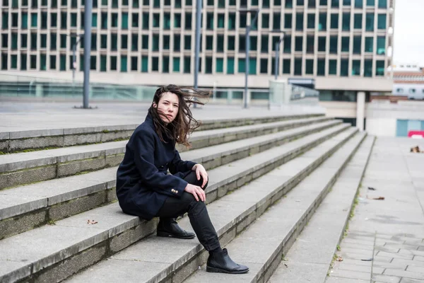 Açık hava portresi. 28 yaşında, kahverengi saçlı beyaz bir kadın. Rüzgarda, Brüksel, Belçika.