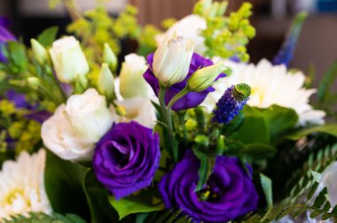 Brüksel, Belçika 'da beyaz ve mor bir buketi kapatın.