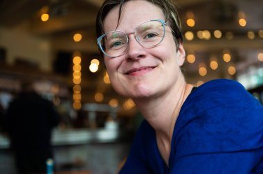 Brüksel, Belçika 'da 35 yaşında beyaz bir kadının sıradan portresi.