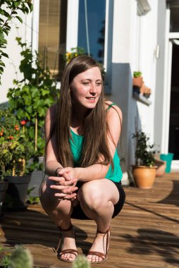 Brüksel, Belçika 'da güneşli bir terasta poz veren 30 yaşında çekici beyaz bir kadının portresi.