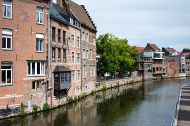 Mechelen, Antwerp Eyaleti, Belçika - 06 04 2022 - Dyle nehrinin kıyıları Ijzerenleen