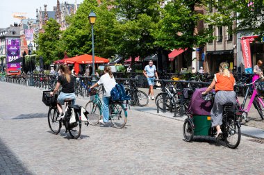 Mechelen, Antwerp Eyaleti, Belçika - 06 04 2022 - Okuldan sonra bisiklet süren genç kızlar