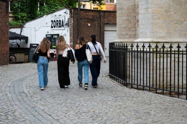 Mechelen, Antwerp Eyaleti, Belçika - 06 04 2022 - Okuldan sonra bisikletle eve dönen genç kızlar