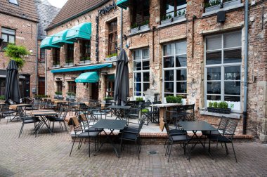 Mechelen, Antwerp Eyaleti, Belçika - 06 04 2022 - Teraslar ve Yunan restoranı Zorba 'nın ön cephesi