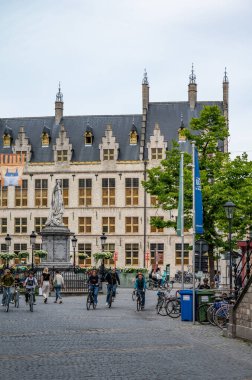 Mechelen, Antwerp Eyaleti, Belçika - 06 04 2022 - Yerel gençler ve turistler Eski Pazar meydanında yürüyorlar