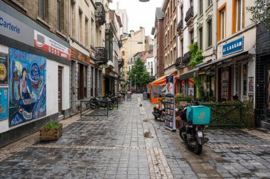 Ixelles, Brüksel Başkent Bölgesi, Belçika - 06 05 2022 - Rue Longe Vie, Afrika restoranları olan arabasız bir cadde