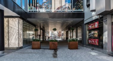 Brüksel Eski Kent, Brüksel Başkent Bölgesi - Belçika - 04 09 2020 Inno alışveriş merkezinin altındaki Rue de la Blanchisserie Caddesi