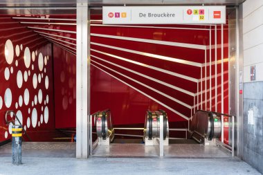 Brüksel Eski Kent, Brüksel Başkent Bölgesi - Belçika - 04 09 2020 De Brouckere metro istasyonunun kırmızı çağdaş tasarımıyla terk edilmiş girişi