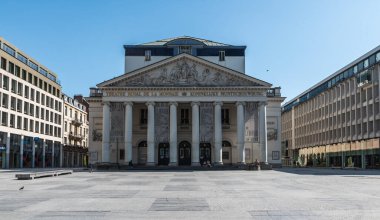 Brüksel Eski Kent, Brüksel Başkent Bölgesi - Belçika - 04 09 2020 La Monnaie Opera binasının neo klasik cephesi ve merdivenleri