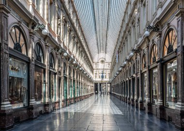 Brüksel Eski Kent, Brüksel Başkent Bölgesi - Belçika - 04 09 2020 Brüksel Kraliyet Galerilerinde sadece iki ziyaretçiyle tecrit