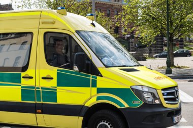 Laeken, Brüksel Başkent Bölgesi - Belçika - 04 09 2020 Sarı Ambulans acil çağrı için caddelerde