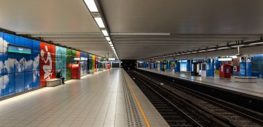 Brüksel Eski Kent, Brüksel Başkent Bölgesi - Belçika - 04 09 2020 Heysel Heizel metro istasyonunun iç tasarımı süresince boş platformlarla