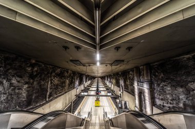 Laeken, Brüksel Başkent Bölgesi - Belçika - 04: 30 2020 Houba-Brugmann yerel metro istasyonunun ana salonu ve tavanı Corona krizi sırasında