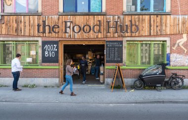 Molenbeek, Brüksel Başkent Bölgesi - Belçika - 05 2020 COOVID salgını sırasında bir ekolojik gıda projesi olan Food Hub 'da kuyruğa giren insanlar