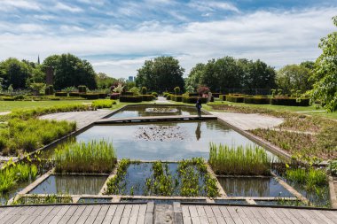 Laeken, Brüksel Başkent Bölgesi - Belçika - 05: 20 Stuyvenberg Kraliyet Bahçeleri ve su birikintileri üzerindeki manzara