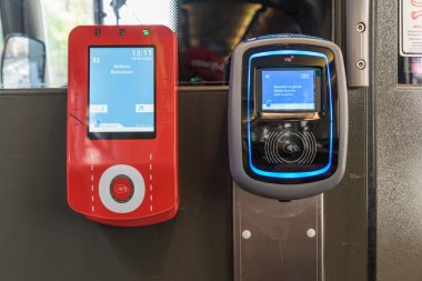 Brüksel Başkent Bölgesi - Belçika - 05 17 2020 Brüksel ulaştırma şirketinin eski ve yeni doğrulama sistemi