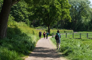 Vorst, Brüksel Başkent Bölgesi -Belçika - 05 17 2020 Yaya geçidi Keyenbempt Doğa Koruma Alanı 'nın yürüyüş yolunda