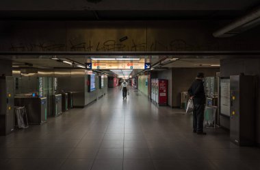 Saint-Josse, Brüksel Başkent Bölgesi - Belçika - Madou metro merkezinin 05 25 2020 Koridoru