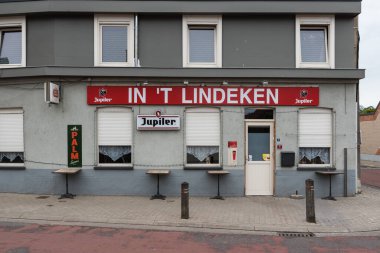 Lebbeke, Flanders, Belçika - 05 25 2020 Geleneksel Flaman Pub cephesi