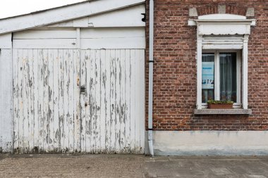 Lebbeke, Flanders - Belçika - 05: 25 2020 Geleneksel Flaman evi cephesi Ahşap garaj limanı
