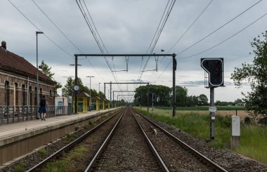 Heizijde, Flanders Belçika - 05: 25 2020 Belçika kırsalındaki Heizijde İstasyonu 'nun boş tren yolu ve platformu