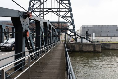 Neder-Over-Heembeek, Brüksel Başkent Bölgesi - Belçika - 06 13 2020 Budin sanayi köprüsünde bisikletli çift