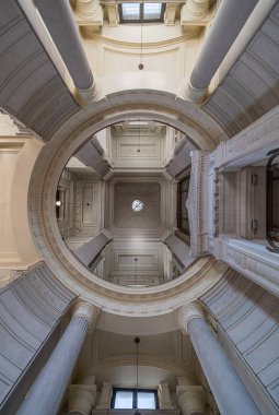 Brüksel Başkent Bölgesi - Belçika - 06 05 2022 - Arka giriş salonunun sütunları ve tavanı